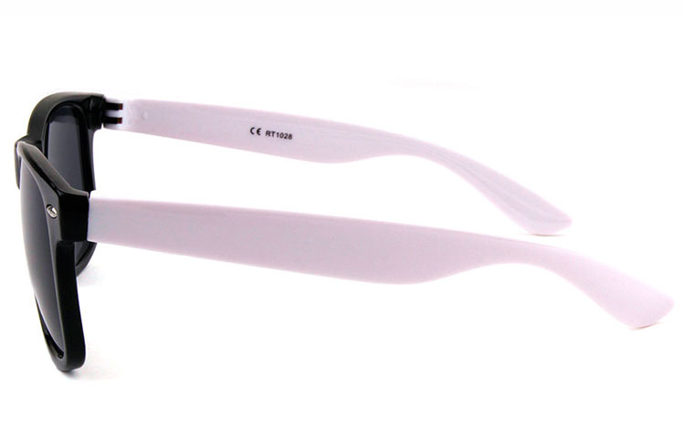 Sort og hvid wayfarer solbrille, unisex model - sunlooper.dk - billede 3