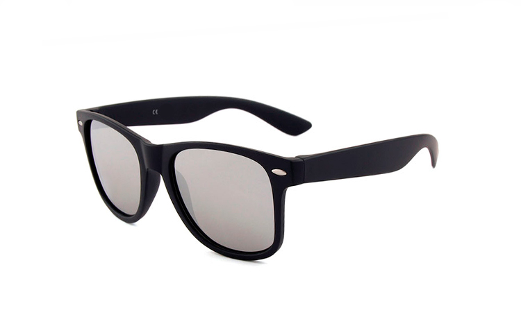 BÃ˜RNE solbrille i sort stel med sÃ¸lvfarvet spejlglas.