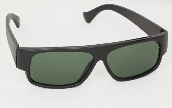Sort bÃ¸rnesolbrille i rÃ¥t look