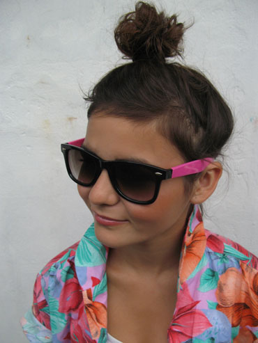 Sort og pink solbrille i wayfarer look - sunlooper.dk - billede 2