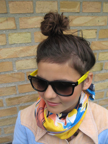 Sort wayfarer solbrille med gul - sunlooper.dk - billede 2