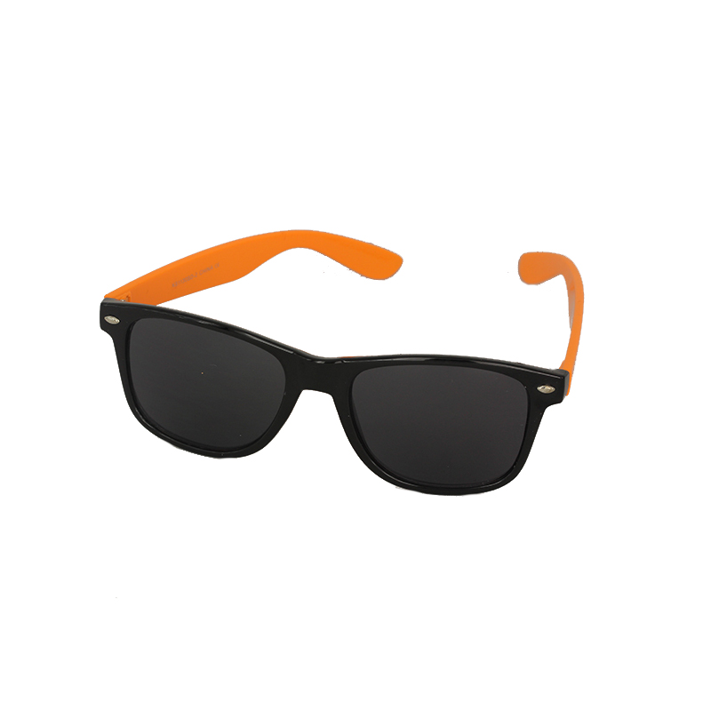 Sort solbrille med orange stÃ¦nger i wayfarer design