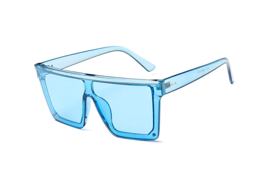 LyseblÃ¥ transparent solbrille i kantet design med lyseblÃ¥ glasLyseblÃ¥ transparent solbrille i kantet design med lyseblÃ¥ glas - Design nr. s4108